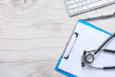 Escritorio, carpeta médica.
